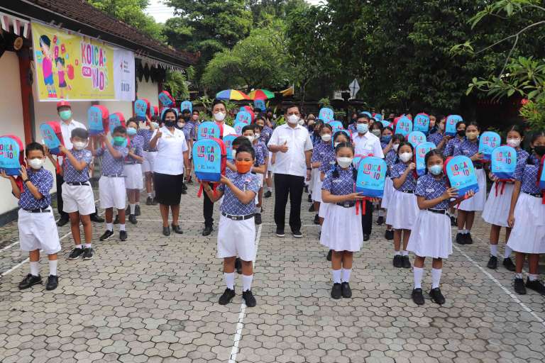 Wakil Bupati Buleleng Serahkan Bantuan 100 Paket Media Edukasi Kepada Siswa SD