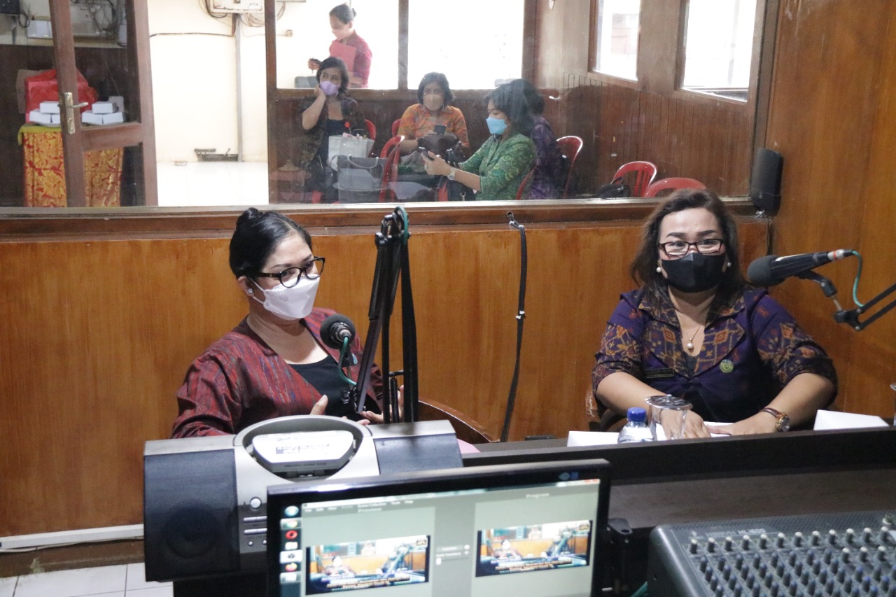 Gencarkan Program AKU HATINYA PKK, Ketua TP PKK Tabanan Lakukan Sosialisasi Melalui Radio (1)