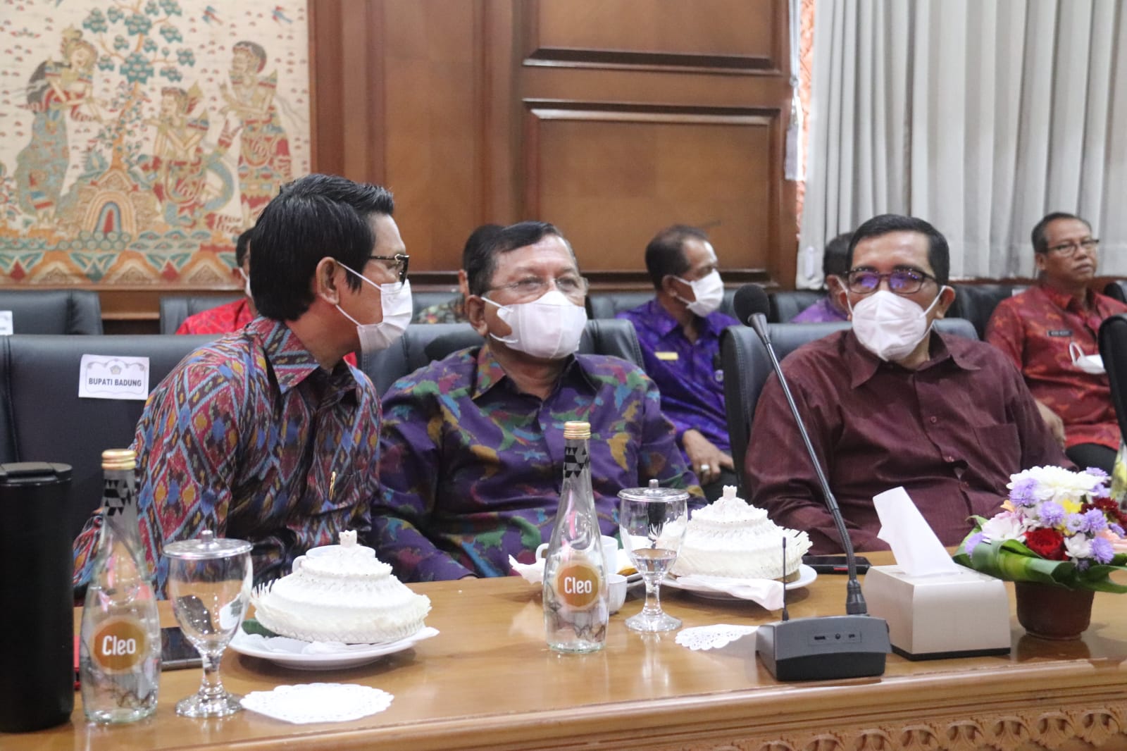 Sekda Adi Arnawa menerima penghargaan dari KPK (4)
