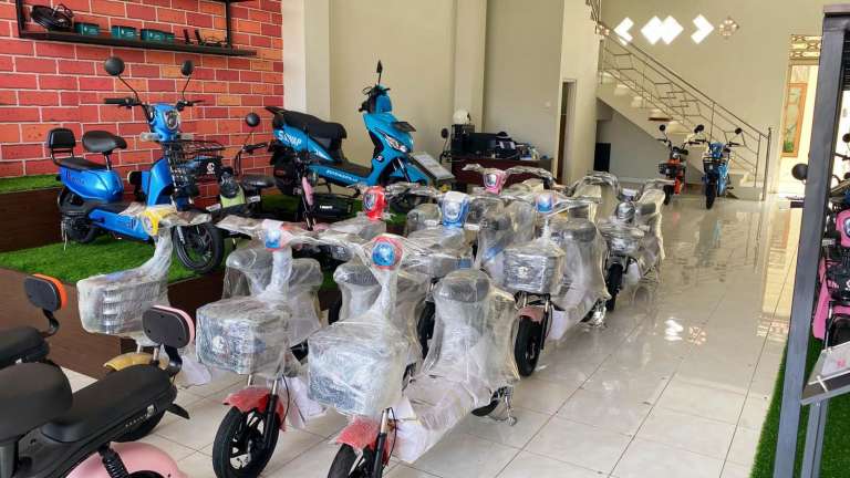 Makin Laris, Konsumen Minati Sepeda Listrik GODA di Showroom Moseli888