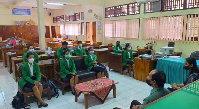 Pertajam Pengetahuan di Masa Pandemi Mahasiswa FKIP UNMAS Denpasar Laksanakan Kegiatan PLP I di SMA Negeri 6 Denpasar