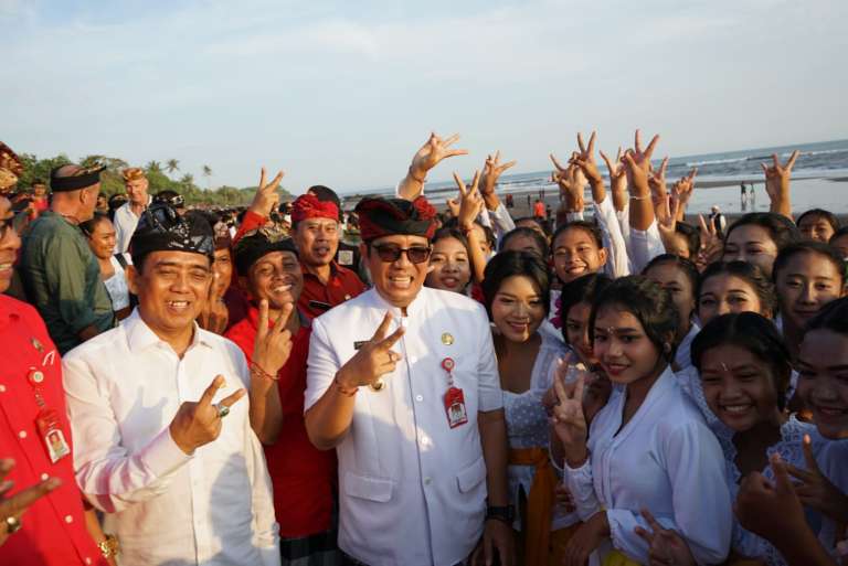 Tampilkan 1600 Penari, Bupati Tabanan Membuka Festival Parade Budaya Pantai Kelecung