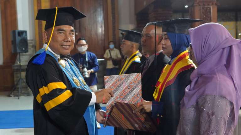  Bupati Tamba Tantang Alumni Poltek Kelautan dan Perikanan Kembangkan Sektor Kelautan