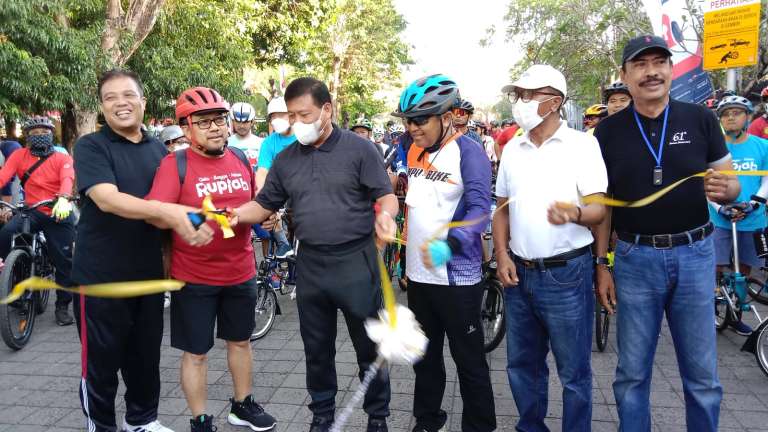 Sekda IB Alit Wiradana Buka Fun Bike. Serangkaian HUT Smansa Denpasar ke-62 Tahun