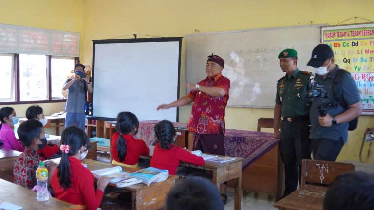 Bupati Tamba Sumbang Ruang Kelas SD 4 Melaya dari Charity Golf Turnamen