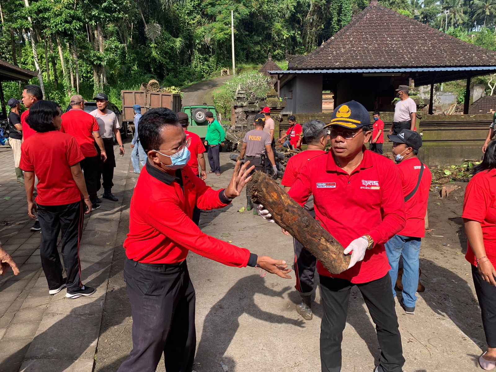 2Ratusan ASN Pemkab Tabanan Kompak Gotong-Royong Bersihkan Lokasi Terdampak Bencana