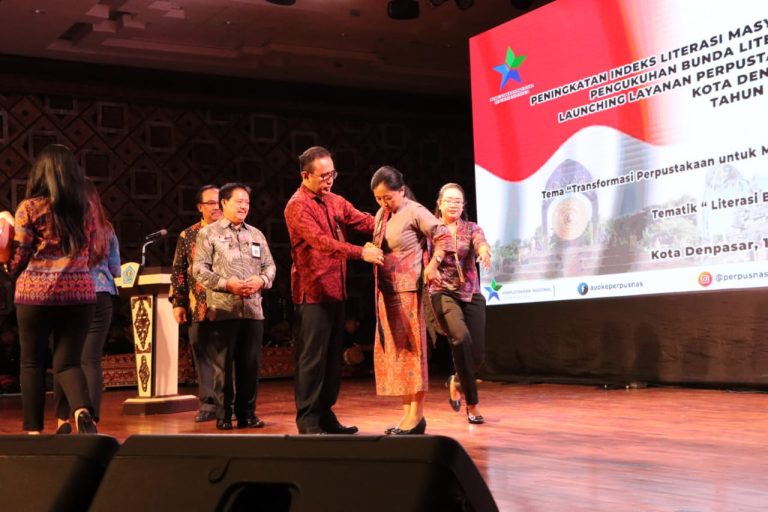 Ny. Sagung Antari Jaya Negara Dikukuhkan Sebagai Bunda Literasi