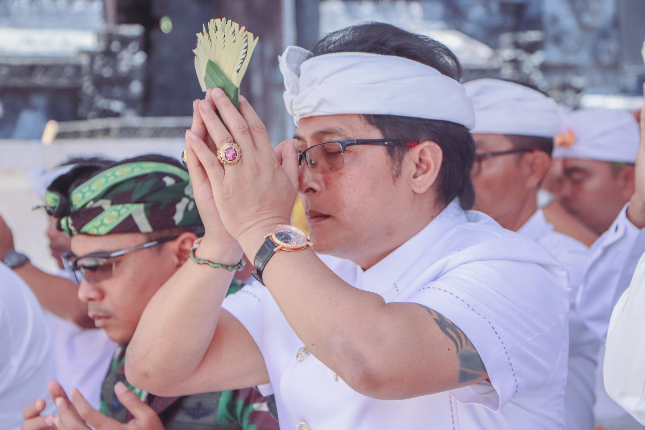 Sembahyang di Pura Geger (9)