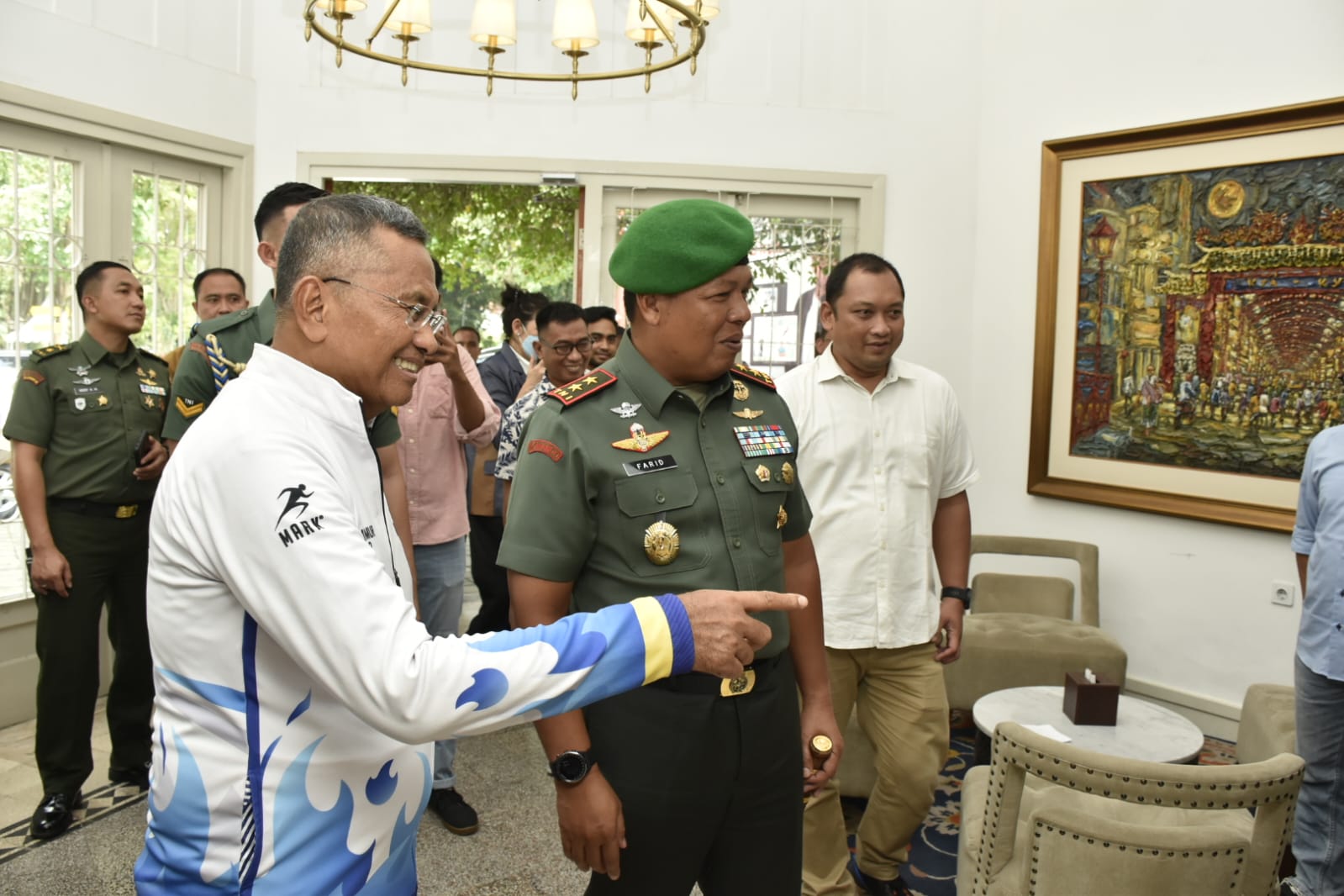 1. Dahlan Iskan Apresiasi Karya Buku Milik Pangdam VBrawijaya