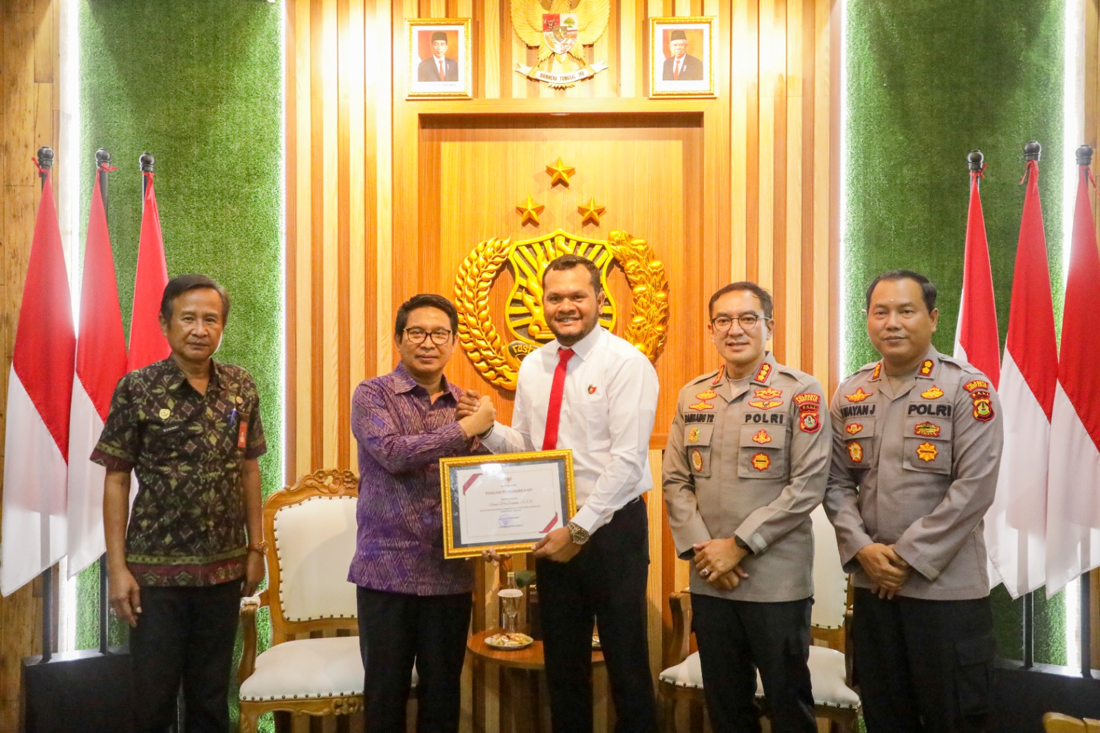 Serahkan Sertifikat (13)