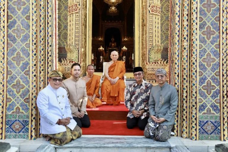 Koordinator Staf Khusus Presiden RI, hadiri penyerahan Secara Simbolis Penganugerahan Budharupa (Arca Budha) di Wat Rajabophit, Bangkok