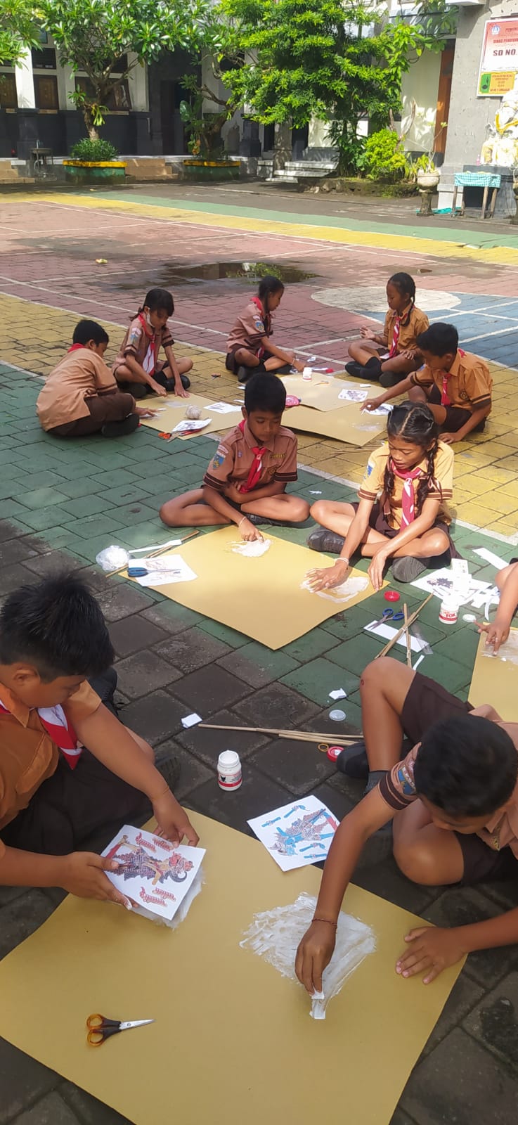 Antusias! Siswa di Bali Belajar Buat Wayang Jawa