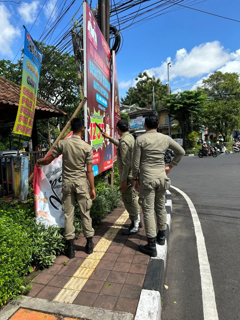 Bikin Kumuh dan Kotor, Satpol Tertibkan   Puluhan Spanduk, Banner dan Baliho Kadaluarsa