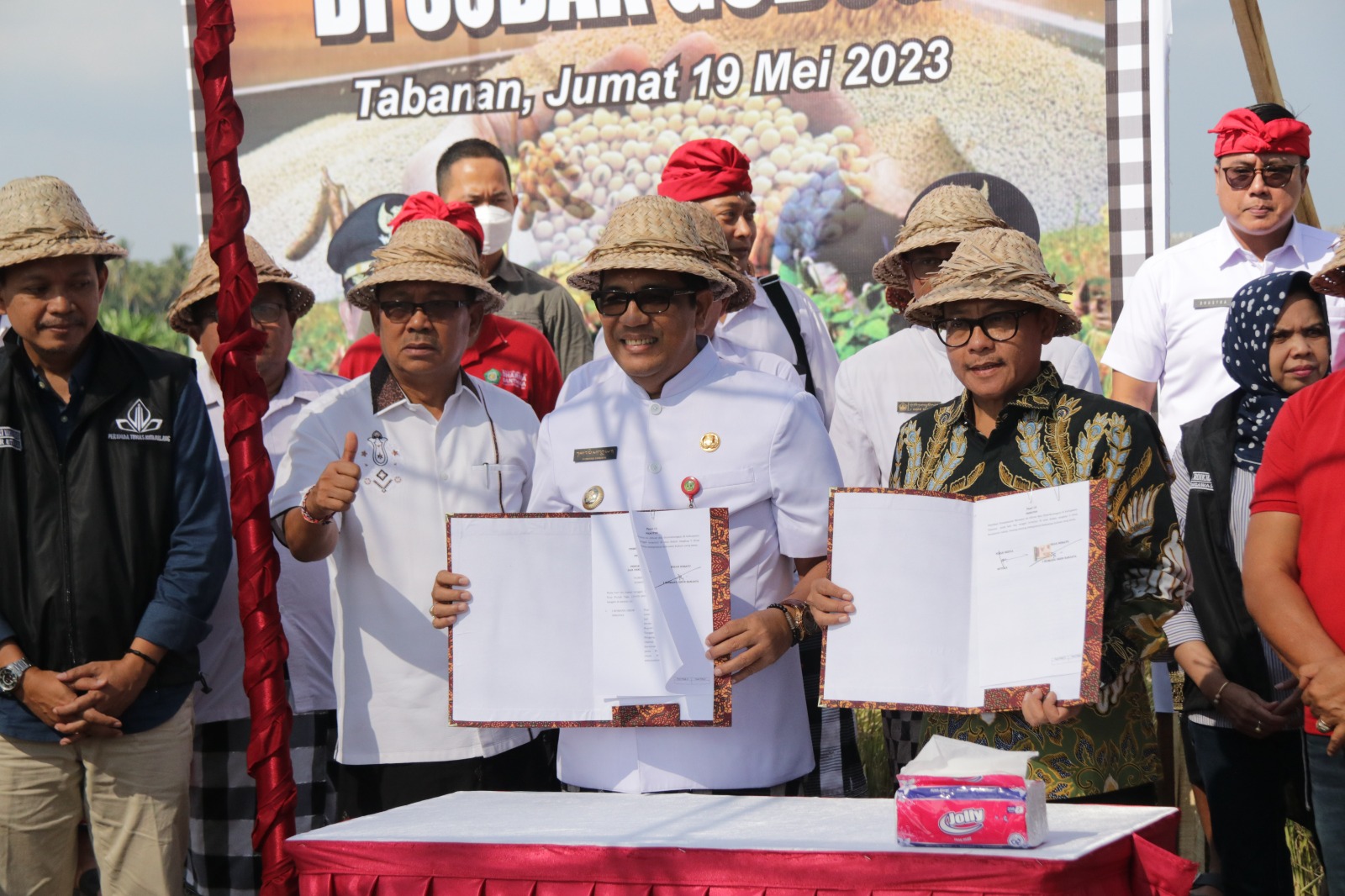 Di Tengah Sawah Subak Gubug, Bupati Sanjaya dan Walikota Malang Tanam Kedelai dan Teken MOU4