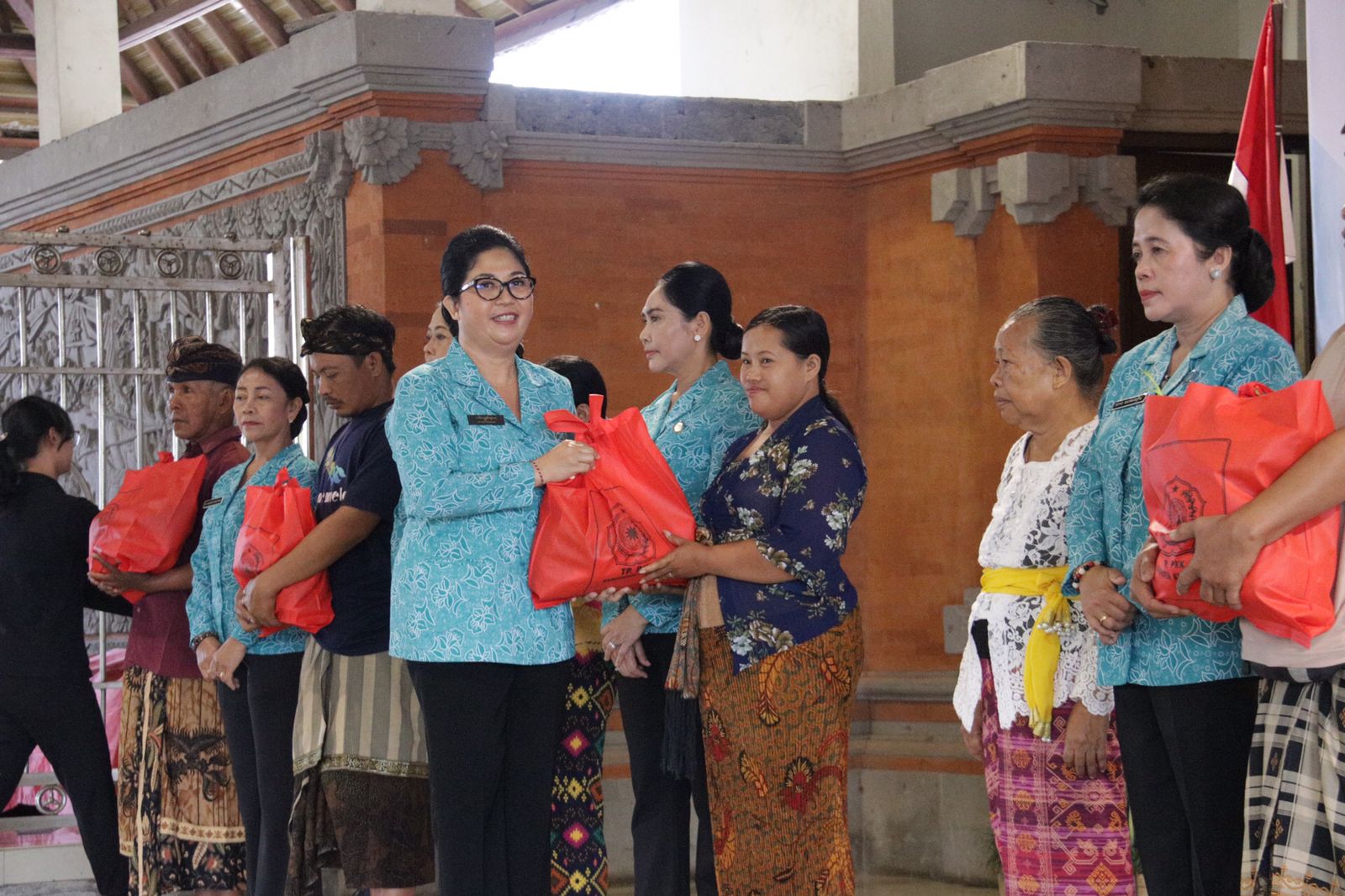 Ny. Rai Wahyuni Sanjaya, Kembali Berkolaborasi Dalam “Berbelanja dan Berbagi” di Kabupaten Klungkung4