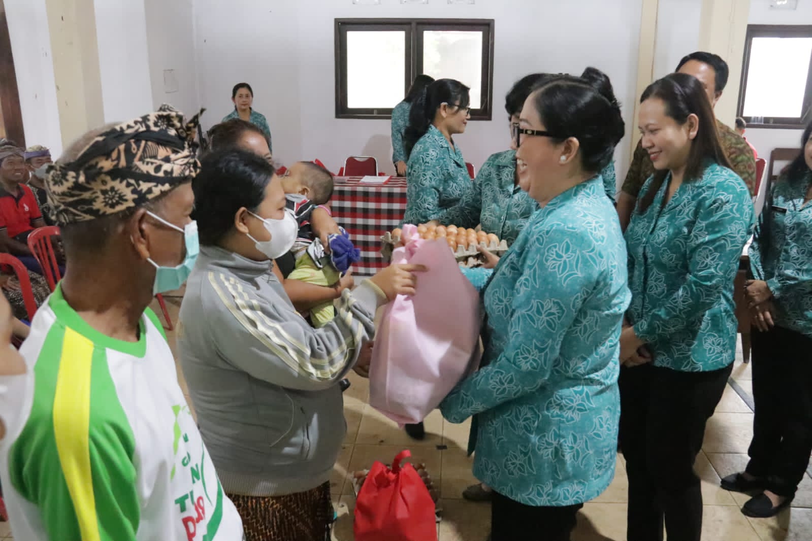 Berikan Motivasi Melalui Aksi Sosial, Ny. Rai Wahyuni Sanjaya Menyapa dan Berbagi di Selemadeg Timur dan Kerambitan2