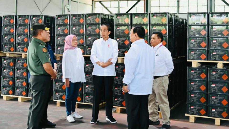 Foto 3 - Presiden Jokowi dan Ibu Iriana beserta rombongan saat kunjungi PT Pindad. (Dok. Laily Rachev - Biro Pers Sekretariat Presiden)