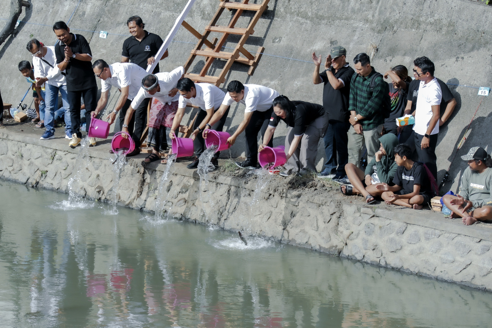 Lomba Mancing (8)