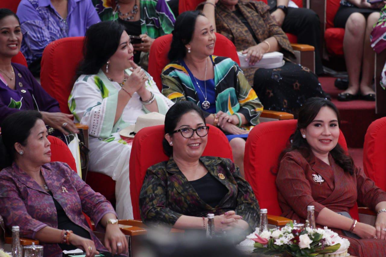Wujud Dukungan Kepada Pelaku IKM,Ketua Dekranasda Tabanan, Ny. Rai Wahyuni Sanjaya, Hadiri Pameran IKM Bali Bangkit Tahap 7_ _ 2