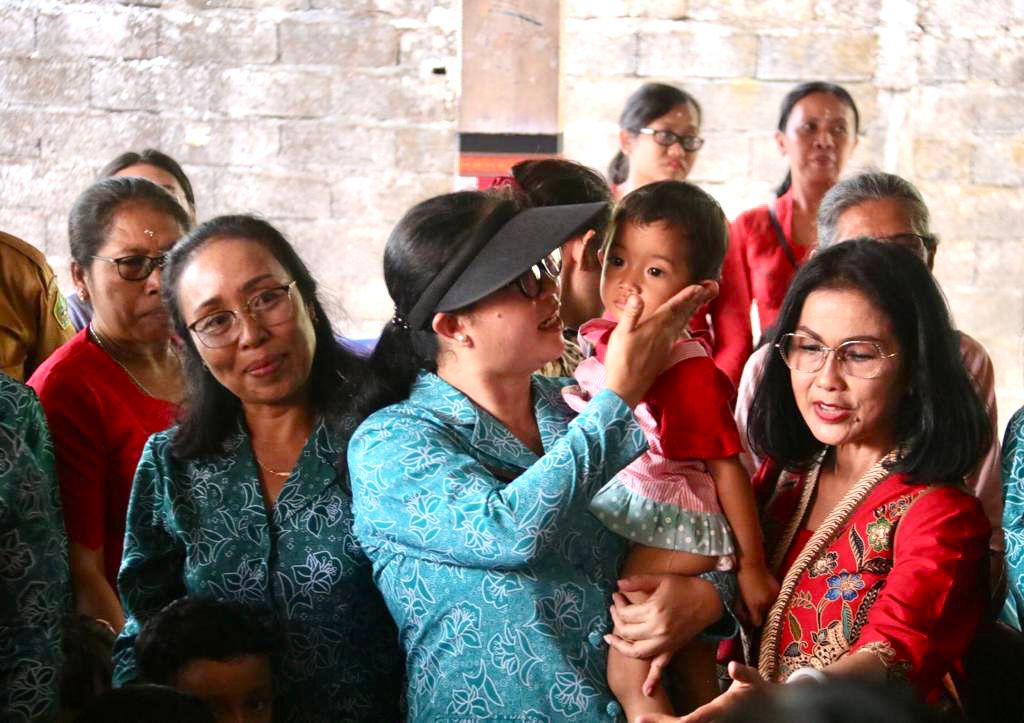 Gencarkan Penurunan Stunting, Ny. Rai Wahyuni Sanjaya Kembali Beri Penilaian Final Posyandu di Selemadeg Timur