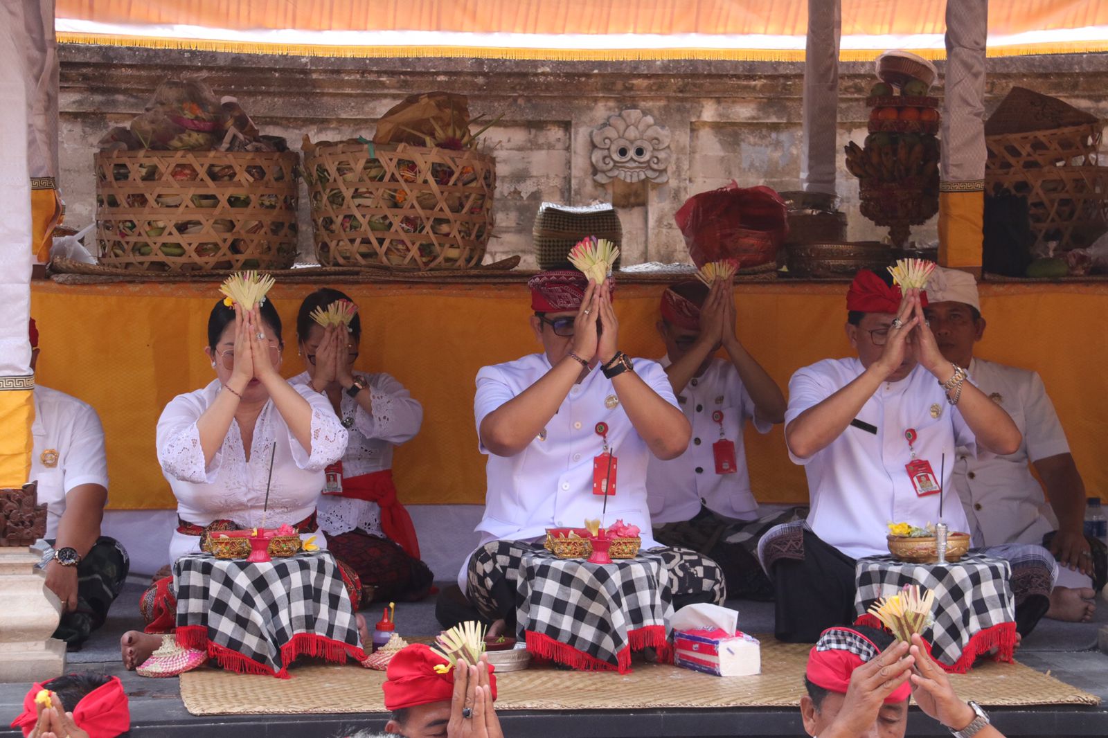 Bupati Sanjaya Sembahyang Pujawali Ring Pura Puseh Baleagung Lan Pura Dalem Prajapati Desa Adat Kota Tabanan3
