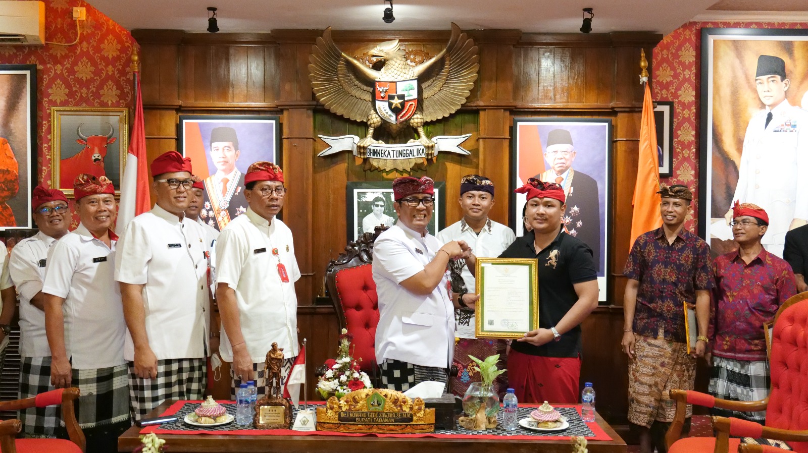 Terima Sertifikat kekayaan Intelektual Komunal dari BEM UNUD, Bupati Sanjaya Ajak Masyarakat Bangga Jadi Orang Tabanan (1)