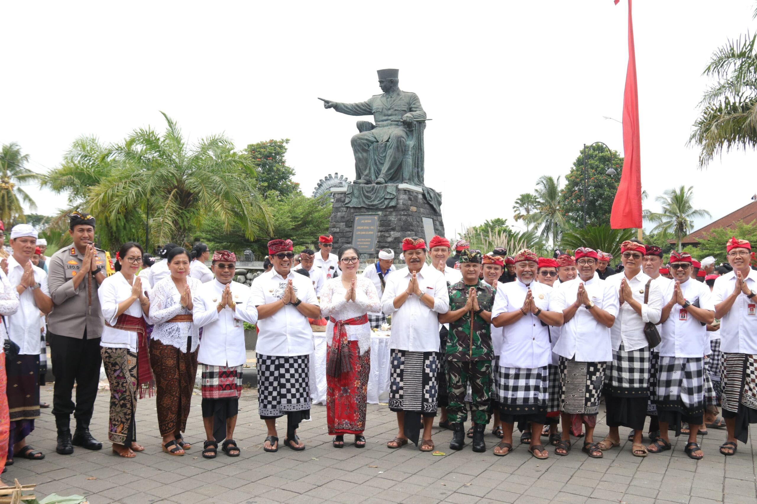 Bupati Tabanan Ikuti Rangkaian Persembahyangan Tawur Agung Kesanga di Pura Catus Pata Kota Tabanan (1)
