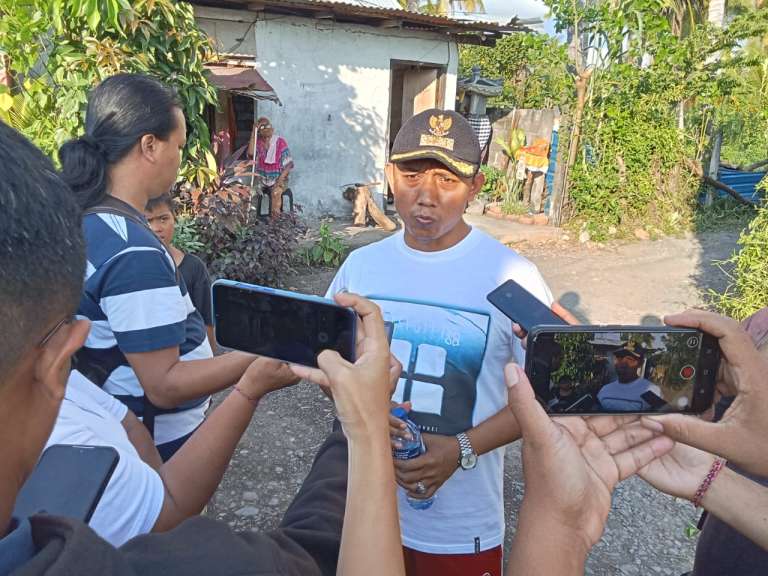 Warga Desa Tukad Mungga Aksi Demo Keluhkan Jalan Rusak Dampak Proyek Senderan Pantai Tidak Diperbaiki