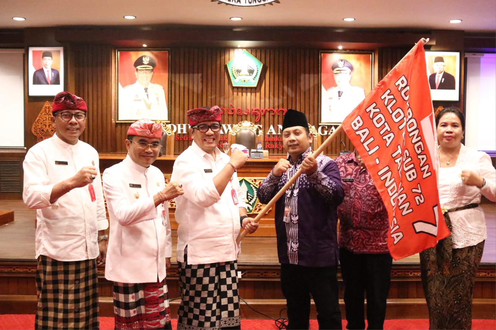Bupati Sanjaya Lepas 36 Calon Jemaah Haji Tabanan ke Tanah Suci (2)