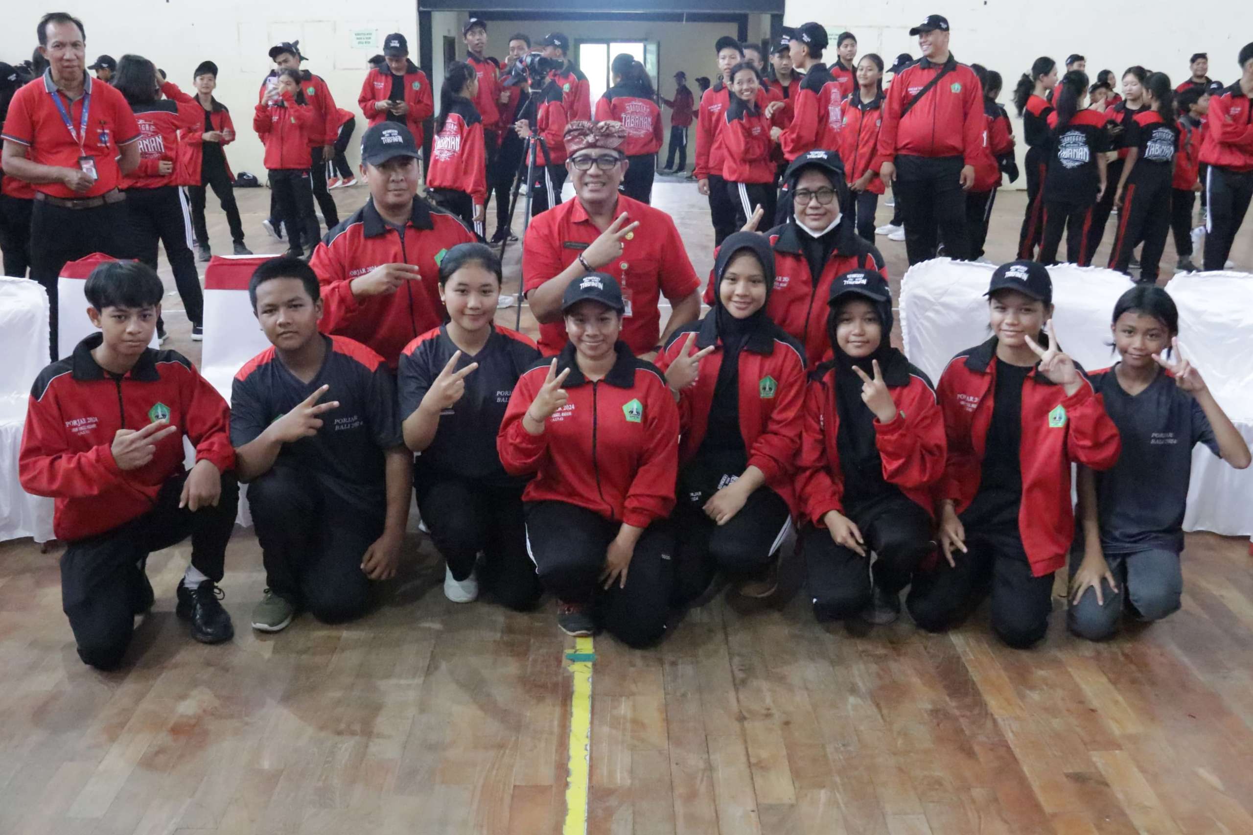 Bupati Tabanan Lepas Kontingen PORJAR Kabupaten Tabanan Menuju PORJAR Provinsi Bali 2024 (6)