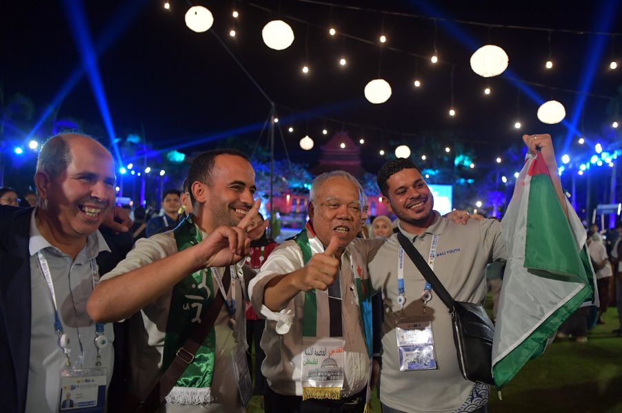 Menteri PUPR Basuki Hadimuljono berfoto dengan delegasi saat Malam Budaya (Cultural Night) World Water Forum ke-10 2024