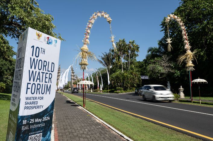 Pemerintah memasang penjor, baliho dan spanduk di sejumlah jalan protokol di Bali untuk memeriahkan World Water Forum ke-10 (1)