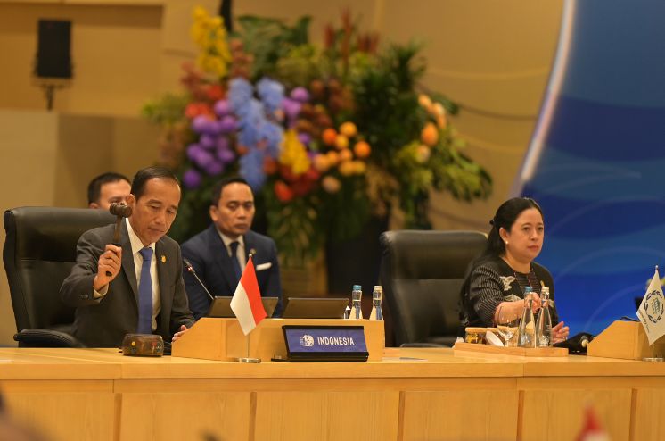 Presiden Joko Widodo (kiri) memimpin pembukaan KTT World Water Forum ke-10 2024 di Nusa Dua