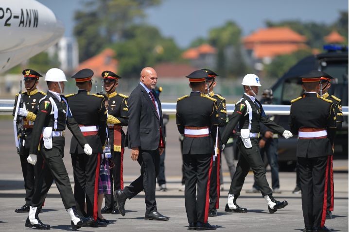 Wakil Perdana Menteri Papua Nugini John Rosso (tengah) berjalan setibanya di terminal VVIP I Bandara I Gusti Ngurah Rai (1)