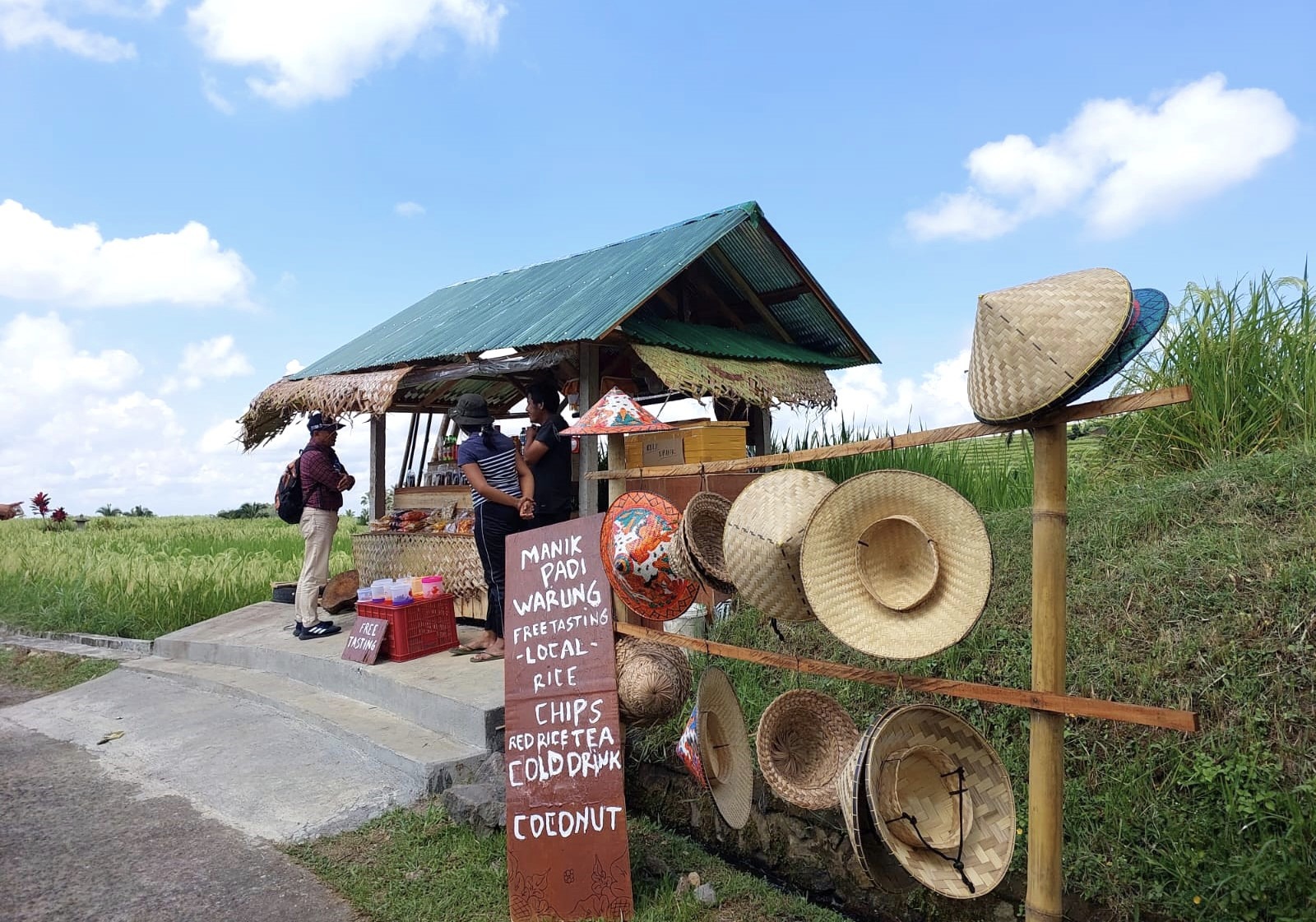 Wisatawan lokal saat mengunjungi salah satu warung warga di kawasan persawahan Desa Jatiluwih, Tabanan, Bali