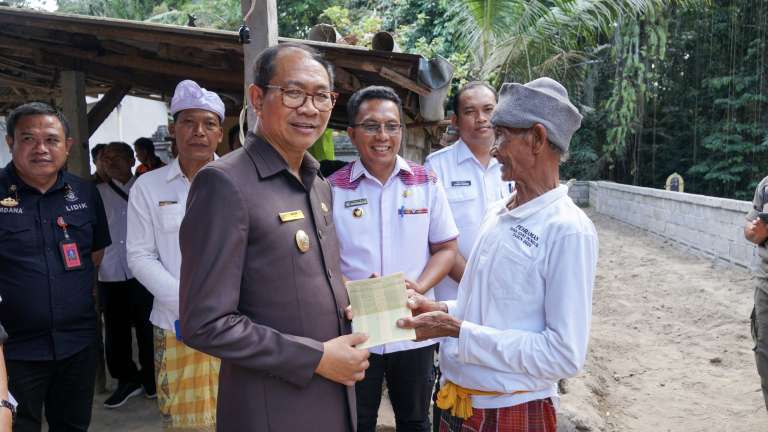 Wabup Suiasa Serahkan Bantuan Pascabencana di Kecamatan Petang dan Abiansemal