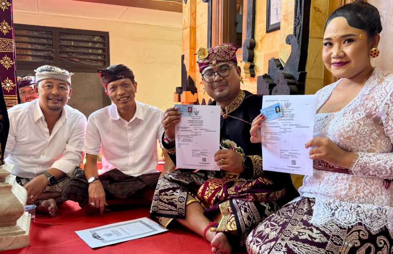 Akta Perkawinan Langsung Jadi ! Kadis Dukcapil Denpasar Serahkan Langsung di Kawasan Banjar Yang Batu Kauh
