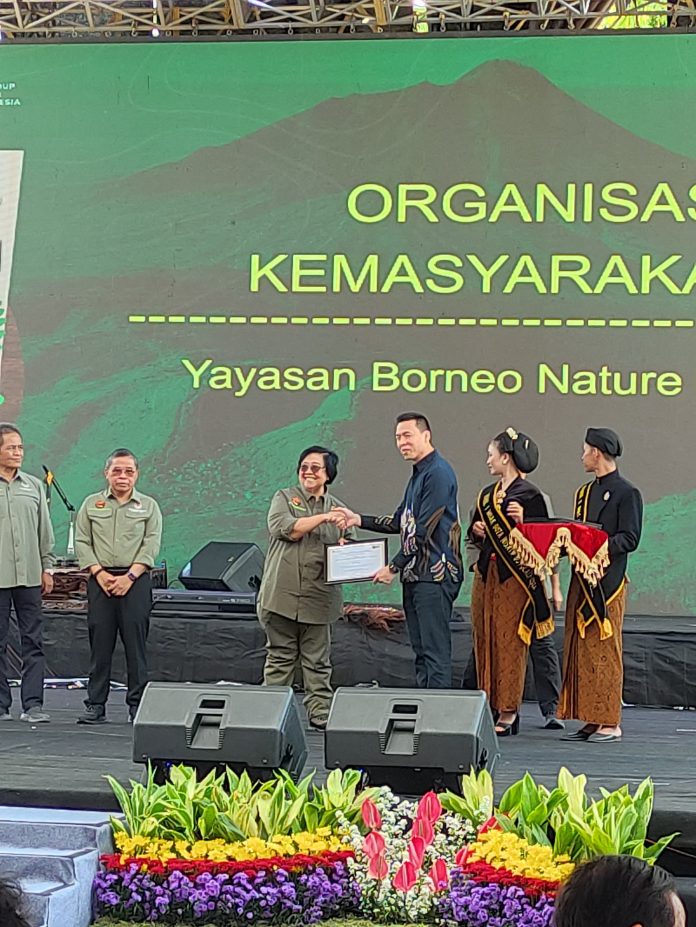 Foto (2) Taman Safari Prigen menerima penghargaan Program Breeding Terbaik 2024