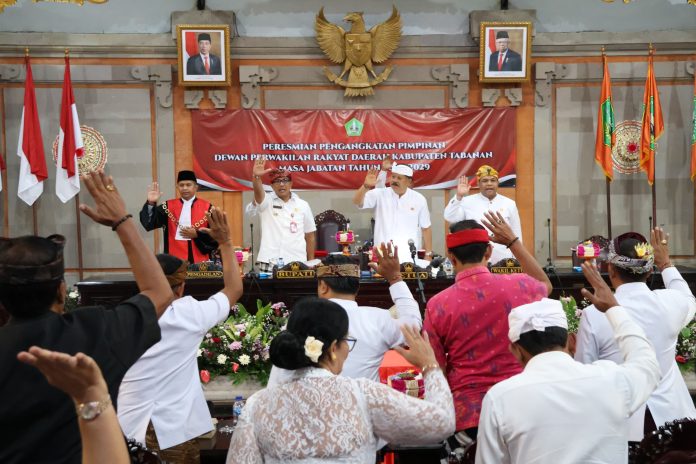 Bupati Tabanan Hadiri Peresmian Pengangkatan Pimpinan DPRD Kabupaten Tabanan Masa Jabatan 2024-2029 (3) (1)