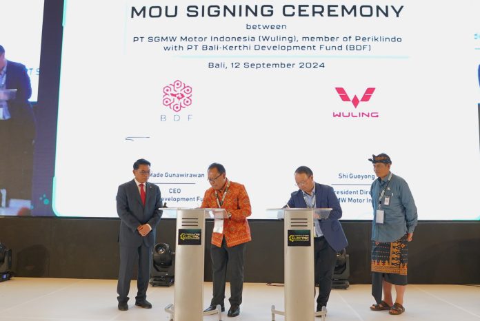 Penandatanganan MoU ini turut disaksikan oleh Jend (Purn) Dr. Moeldoko, S.I.P, Ketua Umum Periklindo dan IGW Samsi Gunarta, Kepala Dinas Perhubungan Provinsi Bali