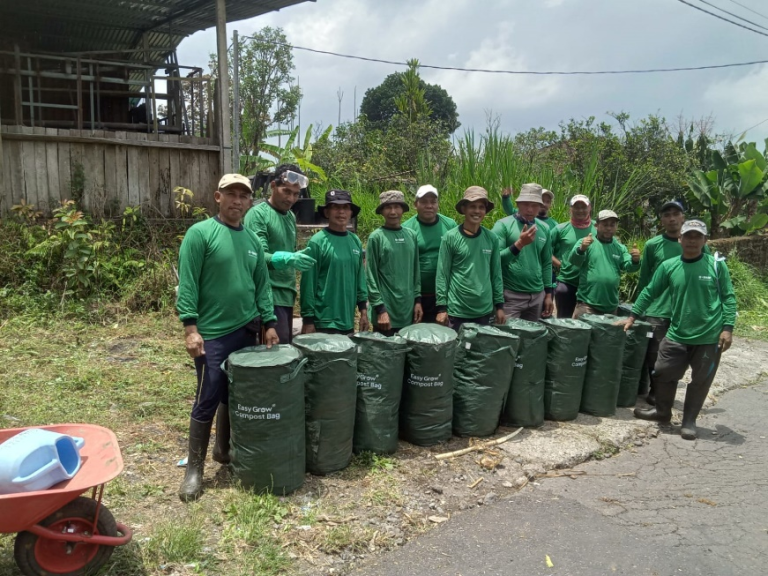 PKM Universitas Warmadewa Bantu Kelompok Tani Wana Sari, Kelola Sampah Organik di Desa Batur Utara
