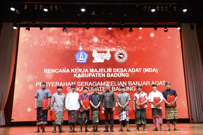 Seragam Kepada Kelian Banjar Adat (1)