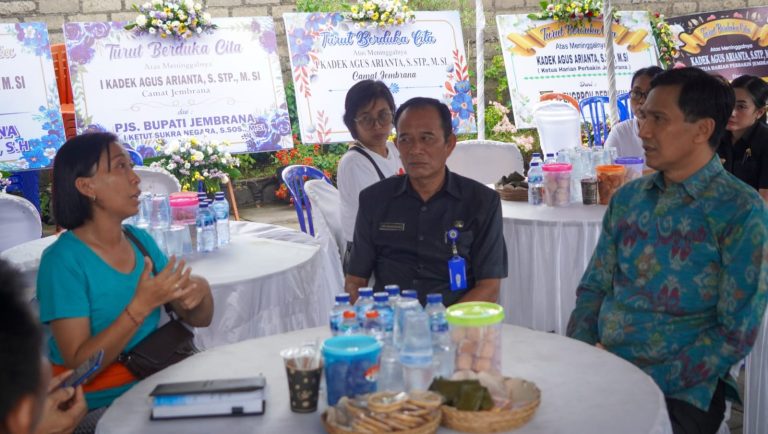 Pjs Bupati Sukra Negara Melayat ke Rumah Duka Camat Jembrana Agus Arianta