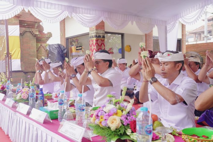 Resmikan Kantor Perbekel Sibanggede (7)