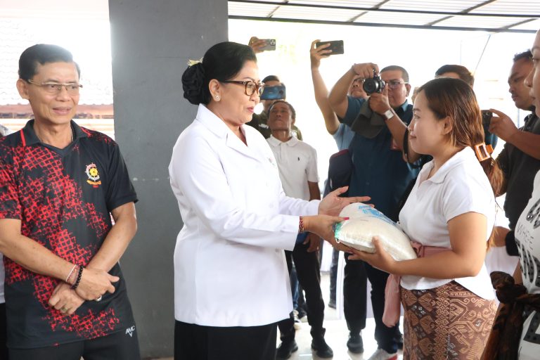 Turun ke Desa Pesinggahan, Ny. Putri Koster Ingatkan Posyandu Bukan Sekadar Timbang Bayi