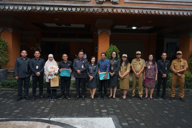 Pimpin Apel Pagi, Sekda Alit Wiradana Ingatkan ASN Berikan Pelayanan Optimal Bagi Masyarakat