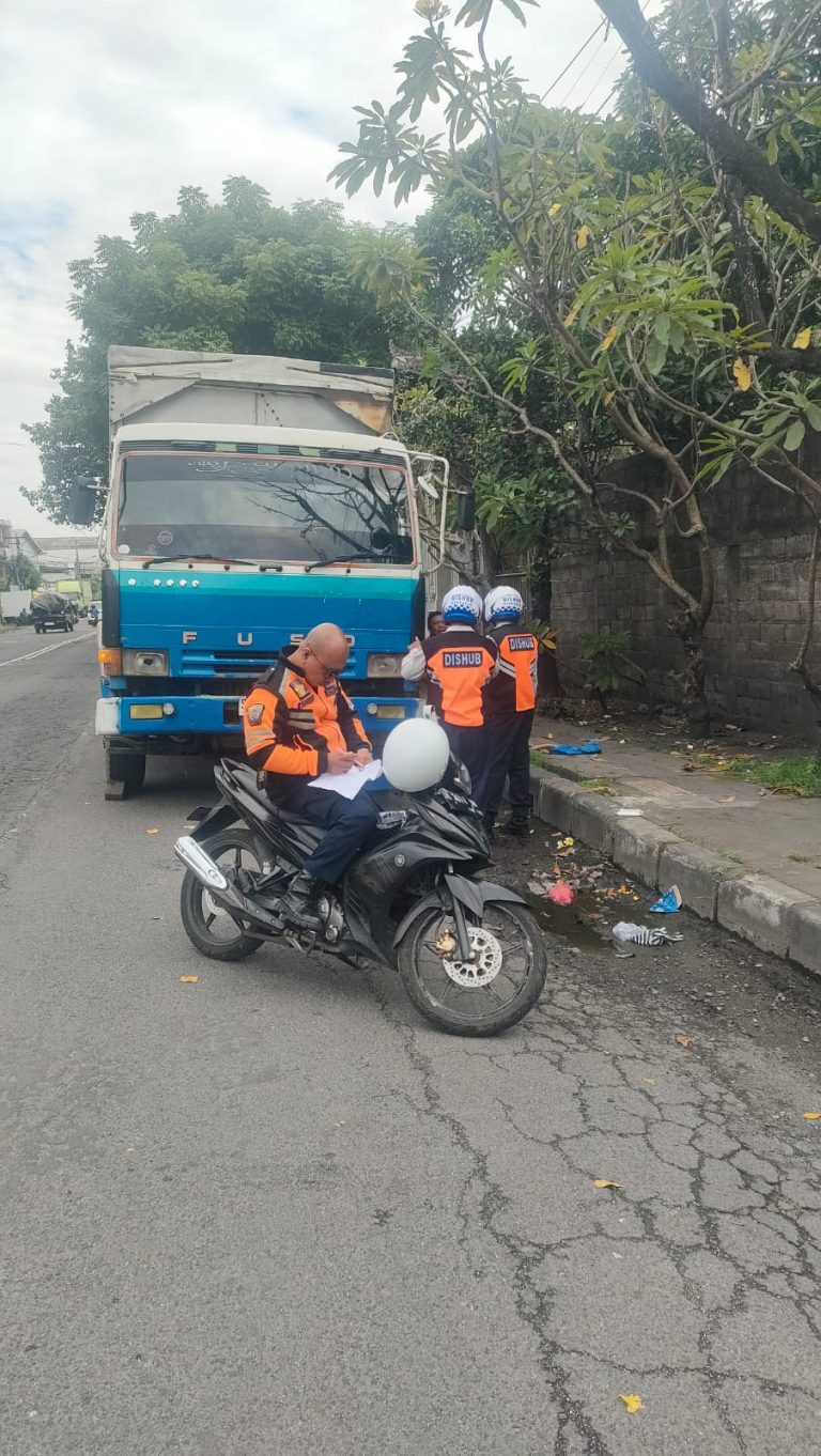 Membandel, Dishub Denpasar Kembali Tertibkan Truck Parkir di Jalan Cargo