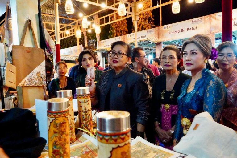 Hadiri Fashion Show Semarapura Festival ke-7, Ny. Putri Koster Dorong Masyarakat Cintai Kain Tenun Tradisional