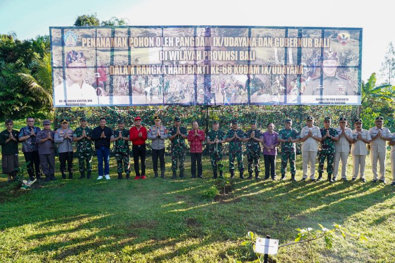 Danrem 163/Wira Satya Dampingi Pangdam IX/Udayana Tanam Pohon Sambut Hari Bakti ke-68