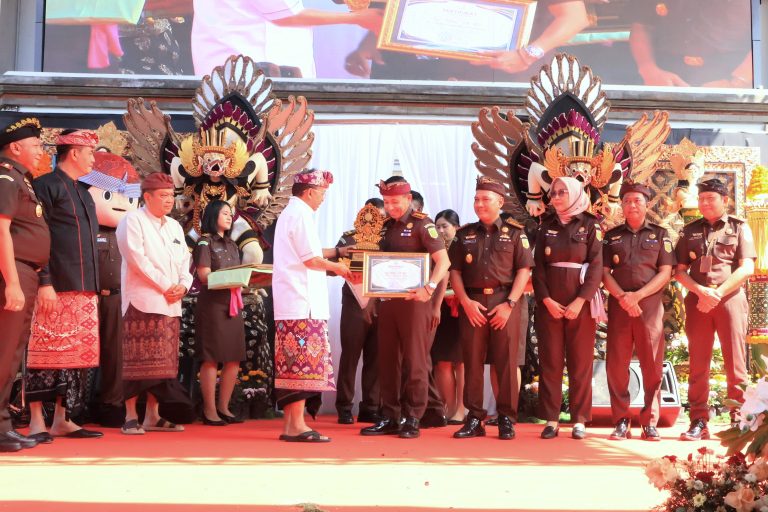 Komitmen Bersama Implementasi Bale Kertha Adhyaksa di Bali, Gubernur Koster: Revitalisasi Hukum Adat Pilar Keadilan Lokal